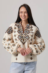 Жіноча вишиванка з вирізом