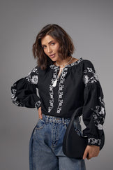 Жіноча вишиванка з вишивкою гладдю на рукавах