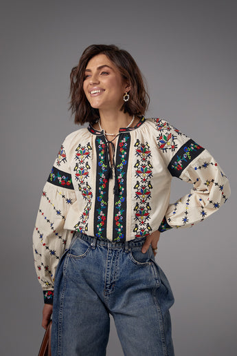 Жіноча вишиванка із зав'язками та вставками макраме