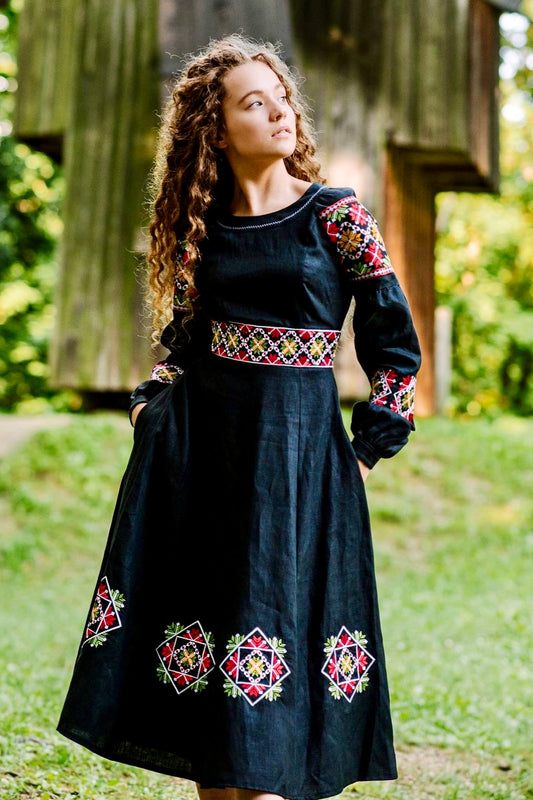 Жіноча сукня-вишиванка "Незалежна" з клатчем