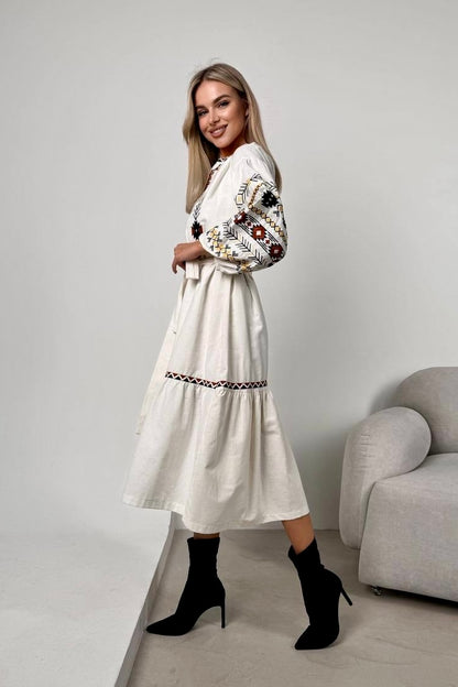 Жіноча сукня-вишиванка з поясом