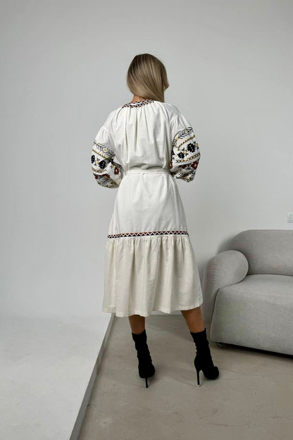 Жіноча сукня-вишиванка з поясом