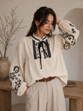 Жіноча молочна вишиванка з чорною квітковою вишивкою