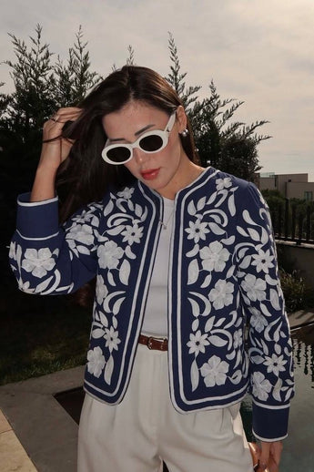 Жіночий жакет з квітковою вишивкою