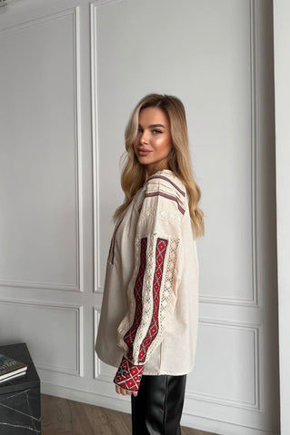 Жіноча вишиванка з червоною вишивкою