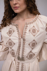 Жіноча вишита сукня з поясом