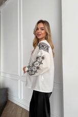 Жіноча вишиванка з геометричною вишивкою