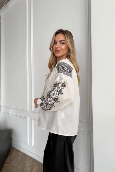 Жіноча вишиванка з геометричною вишивкою