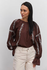 Шоколадна вишиванка з квітковою вишивкою