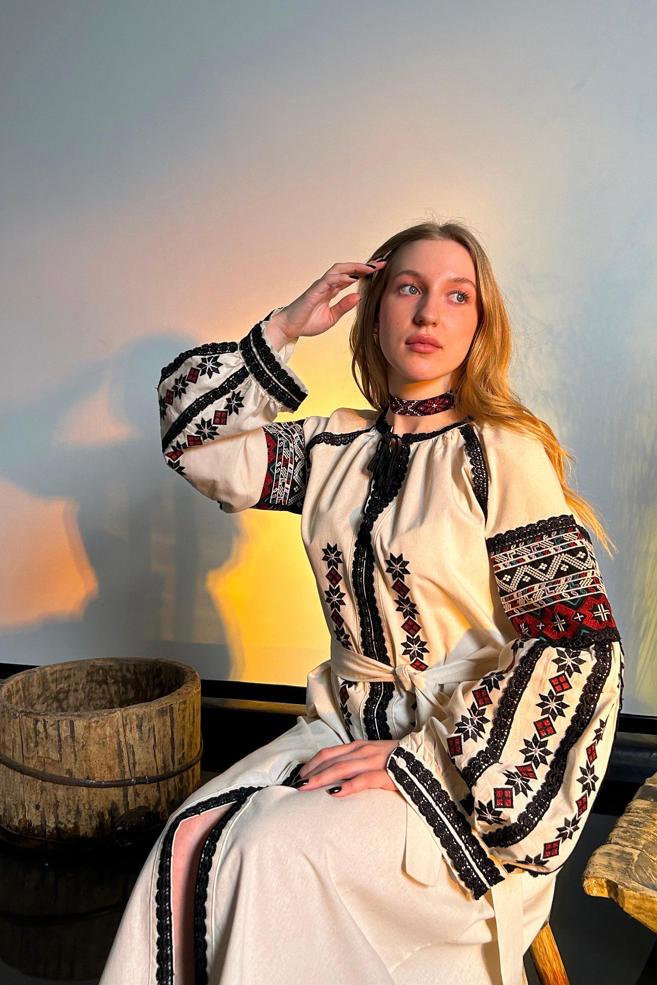 Жіноча сукня-вишиванка з поясом