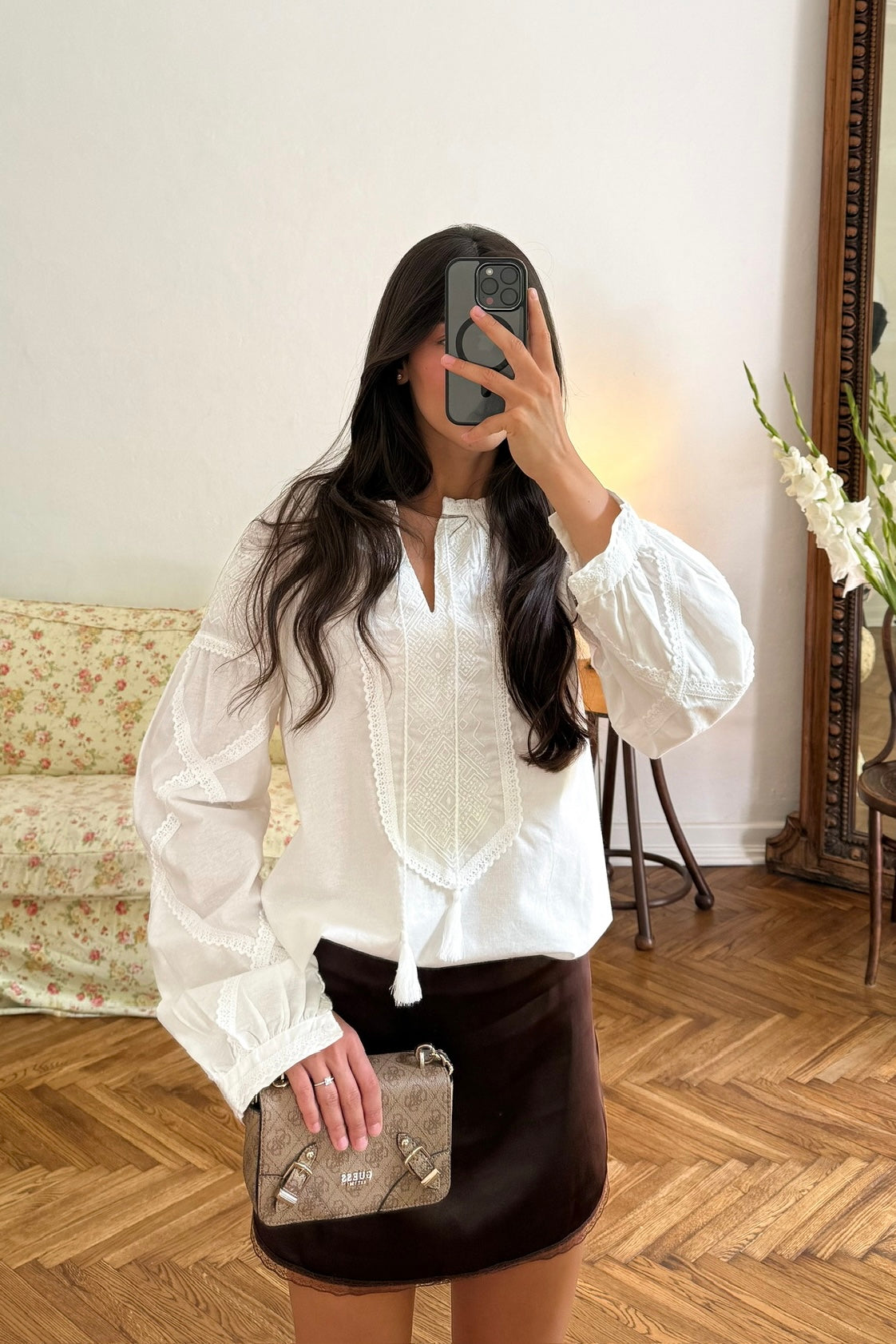 Жіноча вишиванка з білою вишивкою