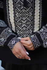 Жіноча чорна вишиванка з білою вишивкою