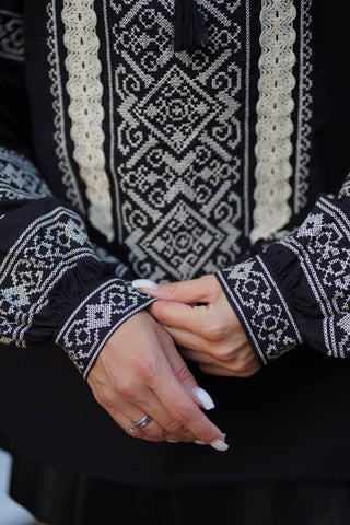 Жіноча чорна вишиванка з білою вишивкою