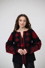 Жіноча чорна вишиванка з червоним орнаментом та китицями