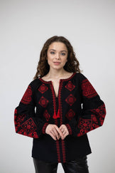 Жіноча чорна вишиванка з червоним орнаментом та китицями