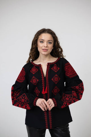 Жіноча чорна вишиванка з червоним орнаментом та китицями