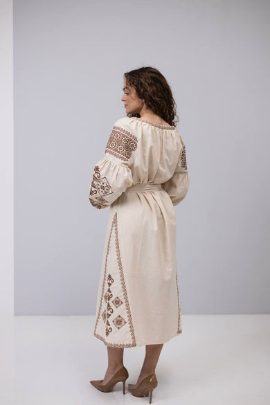 Жіноча вишита сукня з поясом