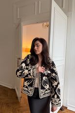 Чорний жакет з молочною вишивкою