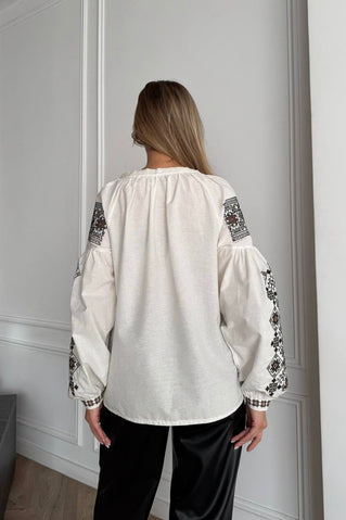 Жіноча вишиванка з геометричною вишивкою