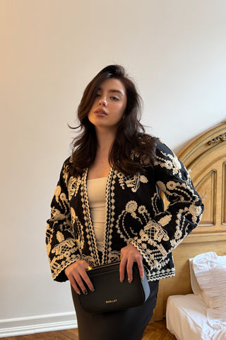 Чорний жакет з молочною вишивкою