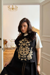 Чорна маніжка з квітковою вишивкою