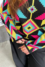 Яскравий светрик з орнаментом