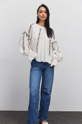 Молочна вишиванка з квітковою вишивкою