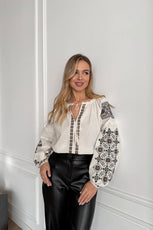 Жіноча вишиванка з геометричною вишивкою