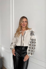 Жіноча вишиванка з геометричною вишивкою