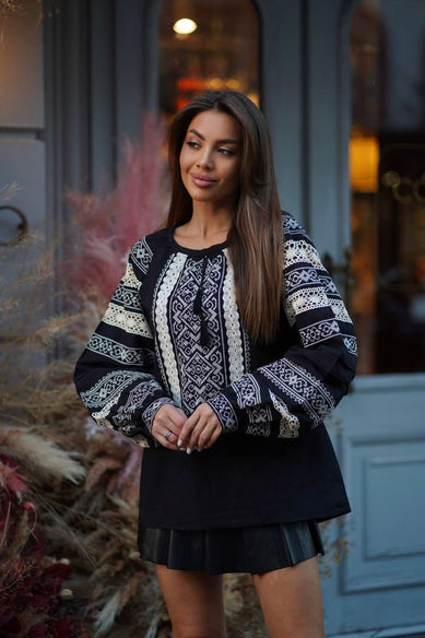Жіноча чорна вишиванка з білою вишивкою