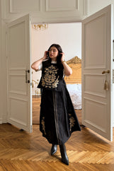 Чорна спідниця з вишивкою