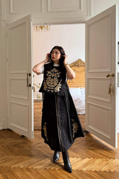 Чорна спідниця з вишивкою
