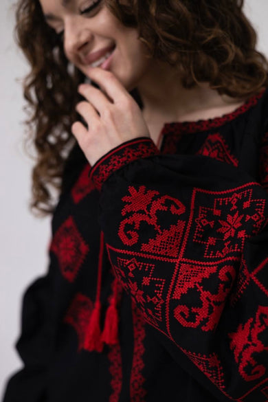 Жіноча чорна вишиванка з червоним орнаментом та китицями