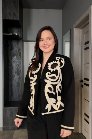 Жіночий жакет з вишивкою «Соняхи» чорний