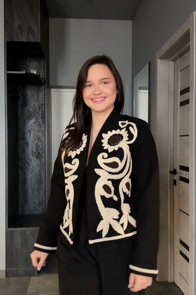 Жіночий жакет з вишивкою «Соняхи» чорний