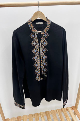 Чоловіча вишиванка з геометричним орнаментом