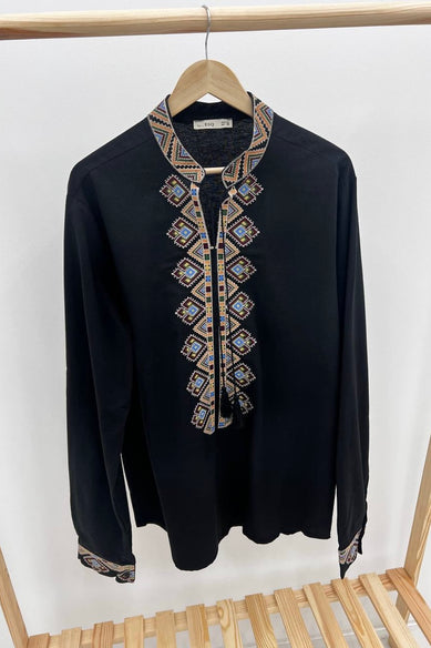 Чоловіча вишиванка з геометричним орнаментом