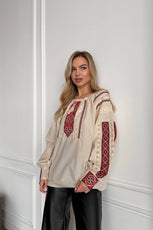 Жіноча вишиванка з червоною вишивкою