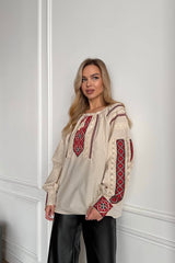 Жіноча вишиванка з червоною вишивкою
