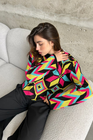 Яскравий светрик з орнаментом