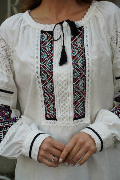 Вишиванка з геометричним орнаментом та мереживними вставками