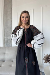 Чорна сукня з контрастними рукавами