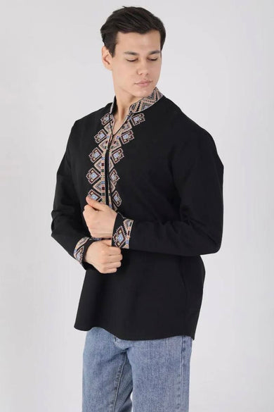 Чоловіча вишиванка з геометричним орнаментом