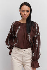 Шоколадна вишиванка з квітковою вишивкою