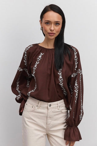 Шоколадна вишиванка з квітковою вишивкою