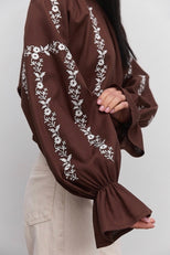 Шоколадна вишиванка з квітковою вишивкою