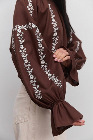 Шоколадна вишиванка з квітковою вишивкою