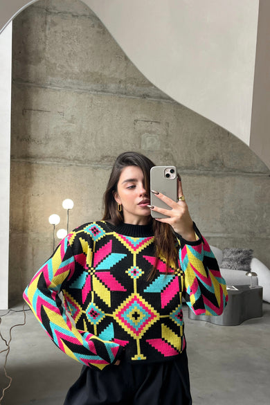 Яскравий светрик з орнаментом