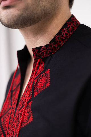 Чоловіча чорна вишиванка з червоним орнаментом