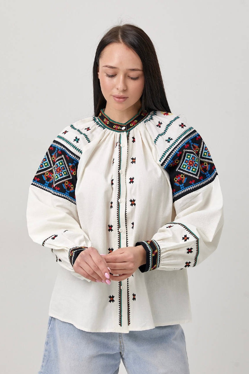 Вишиванка на ґудзиках з орнаментом
